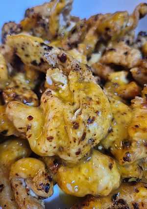 Una foto de Tiras de pollo picante acompañadas con salsa de cítricos y miel