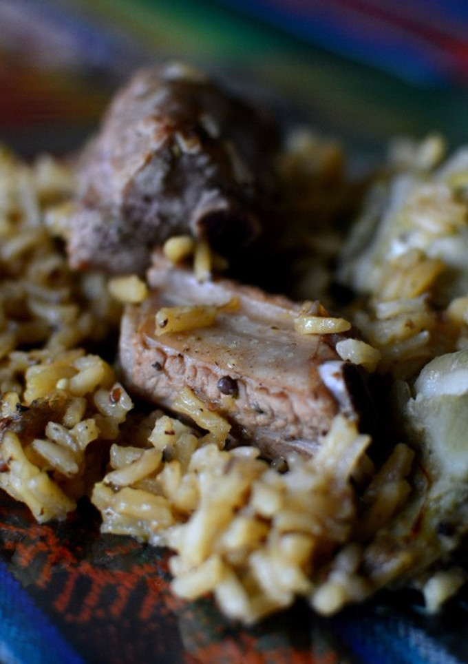 Una foto de Arroz con costilla de cerdo y alcachofas