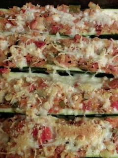 Una foto de Calabacines rellenos de verduras