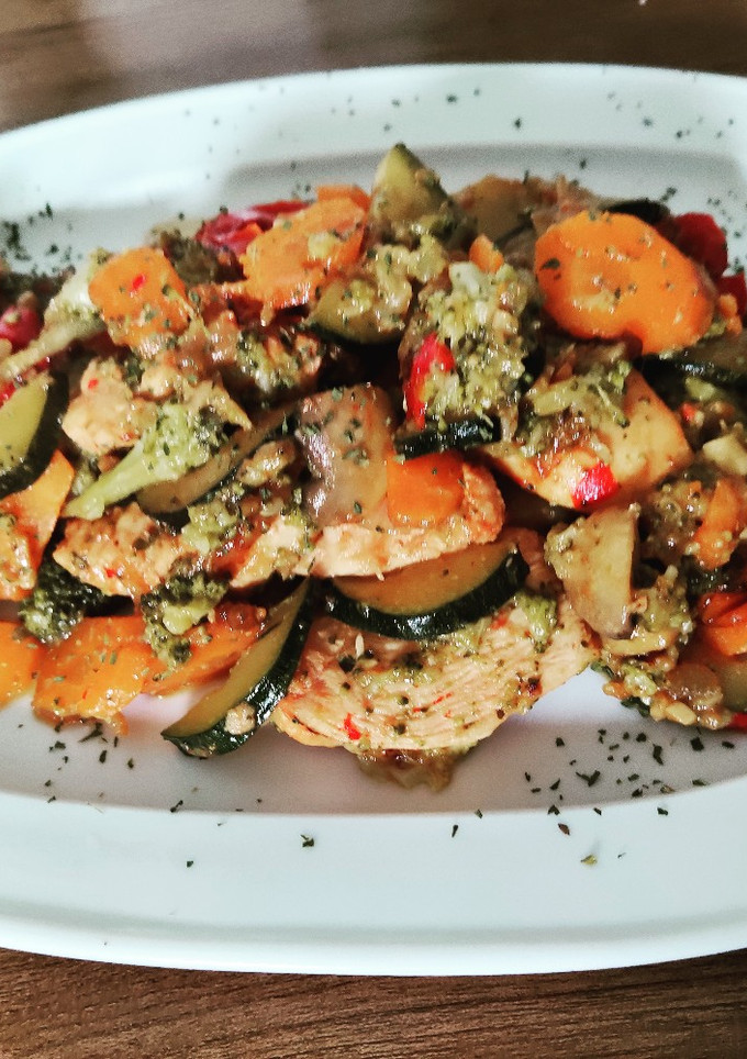 Una foto de Pechuga de pollo con verduras
