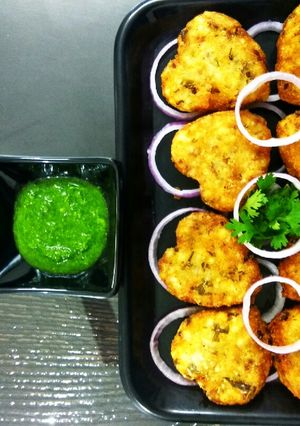 A picture of Sabudana Cutlets with dill leaves and dry mango powder chutney.
