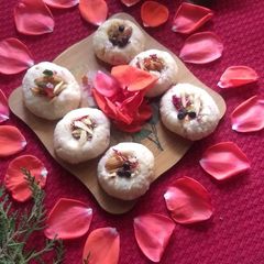 A picture of Rose flavored sondesh.