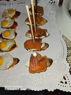Una foto de Tostas de salmón marinado