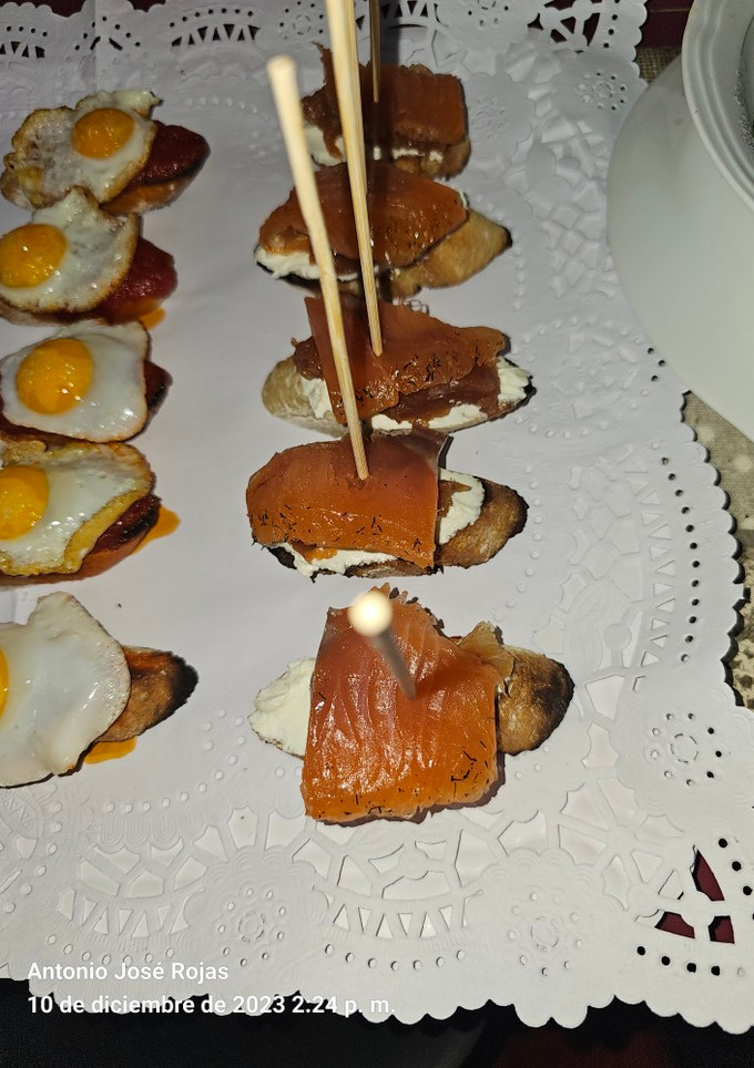 Una foto de Tostas de salmón marinado