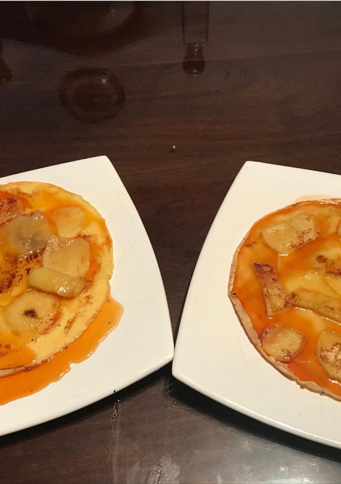 Una foto de Panqueques de manzana y caramelo