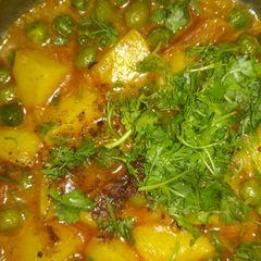 A picture of Aaloo matar curry.