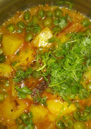 A picture of Aaloo matar curry.