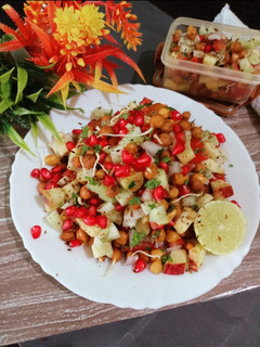 स्प्राउट्स मिक्स वेजी फ्रूट सलाद (Sprouts mix veggie fruit salad recipe in hindi) रेसिपी मुख्य फोटो