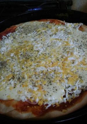 Una foto de Pizza con huevo y jamón