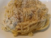 Una foto di spaghetti cacio e pepe