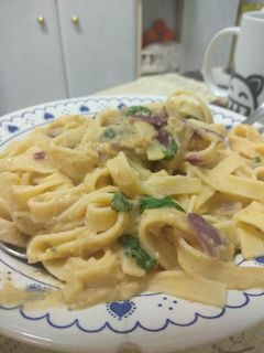 Una foto de Pasta con salsa de hummus 🍝