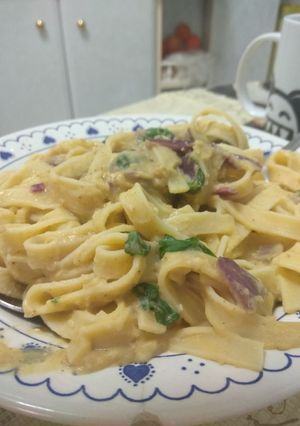 Una foto de Pasta con salsa de hummus 🍝
