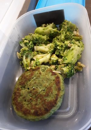 Una foto de Hamburguesa de pavo y espinacas con salteado de brócoli