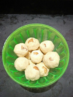 பாசிப்பருப்பு உருண்டை (paasiparuppu urundai recipe in tamil) செய்முறை முக்கிய புகைப்படம்