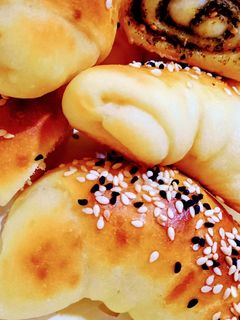 صورة لوصفة فطاير مشكله بعجينة العشر دقائق 🥨🥯🥐🥖