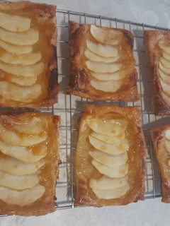 Una foto de Tarta de manzana con mermelada de melocotón