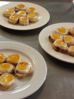 Una foto de Bocaditos de pan tostado requesón y mermelada de albaricoque