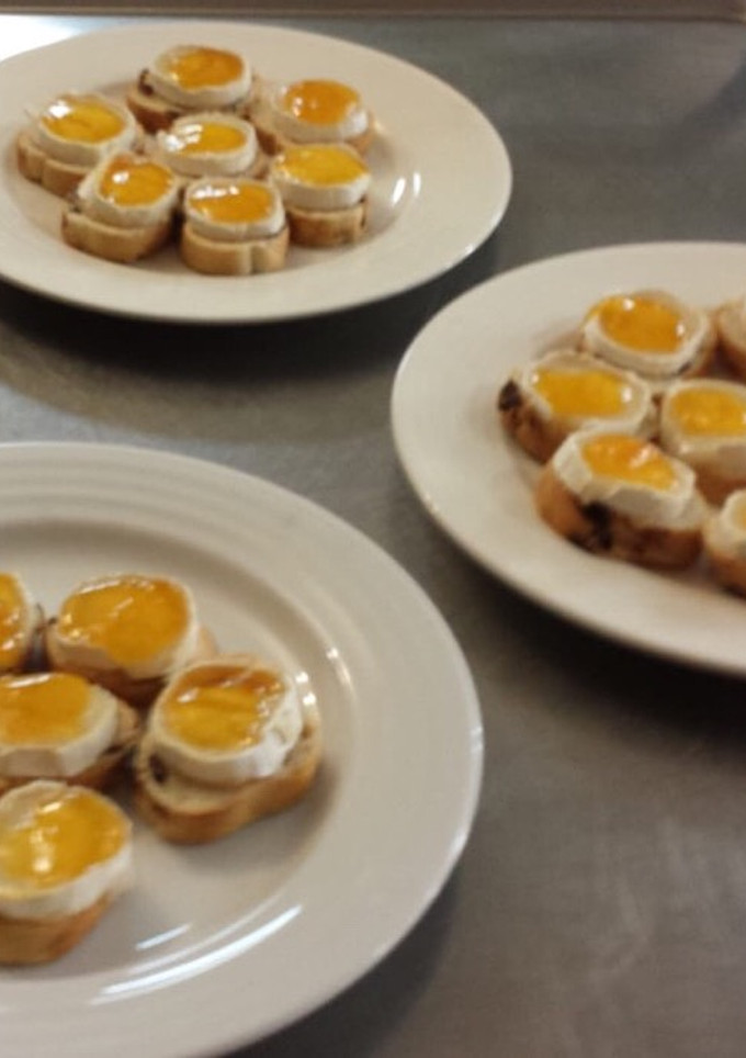 Una foto de Bocaditos de pan tostado requesón y mermelada de albaricoque