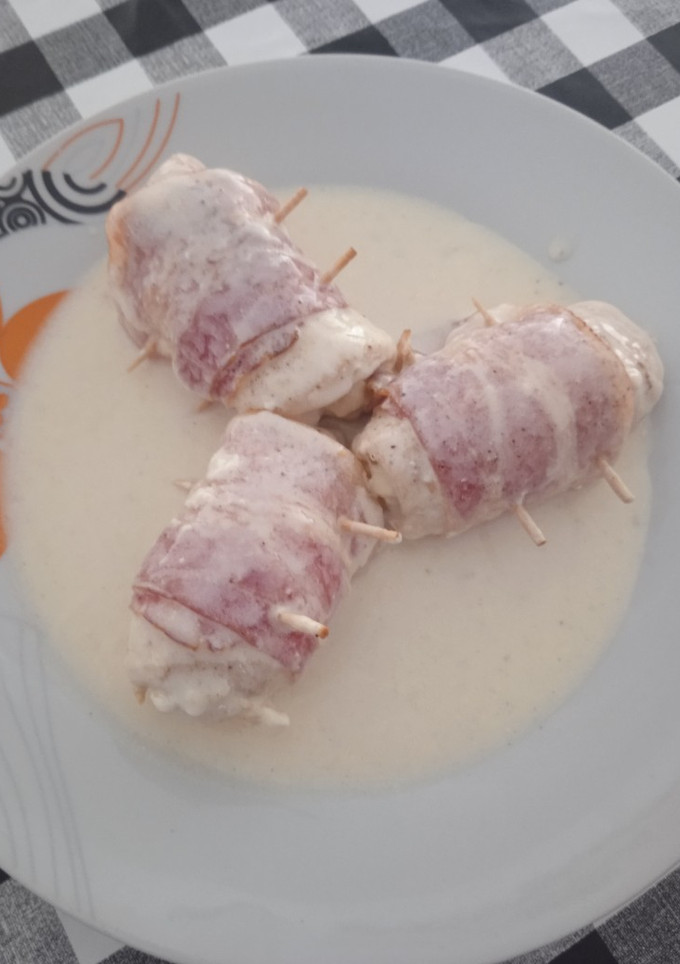 Una foto de Rollitos de pollo y bacon en salsa de nata