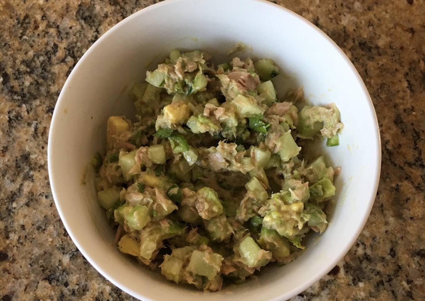 Atún con pepino y aguacate