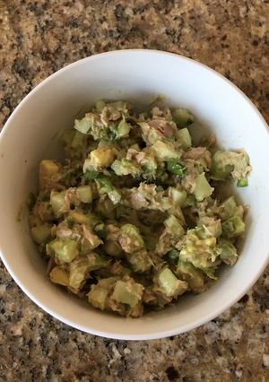 Una foto de Atún con pepino y aguacate