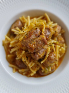 Una foto de Fideos a la cazuela con salchichas y parmesano