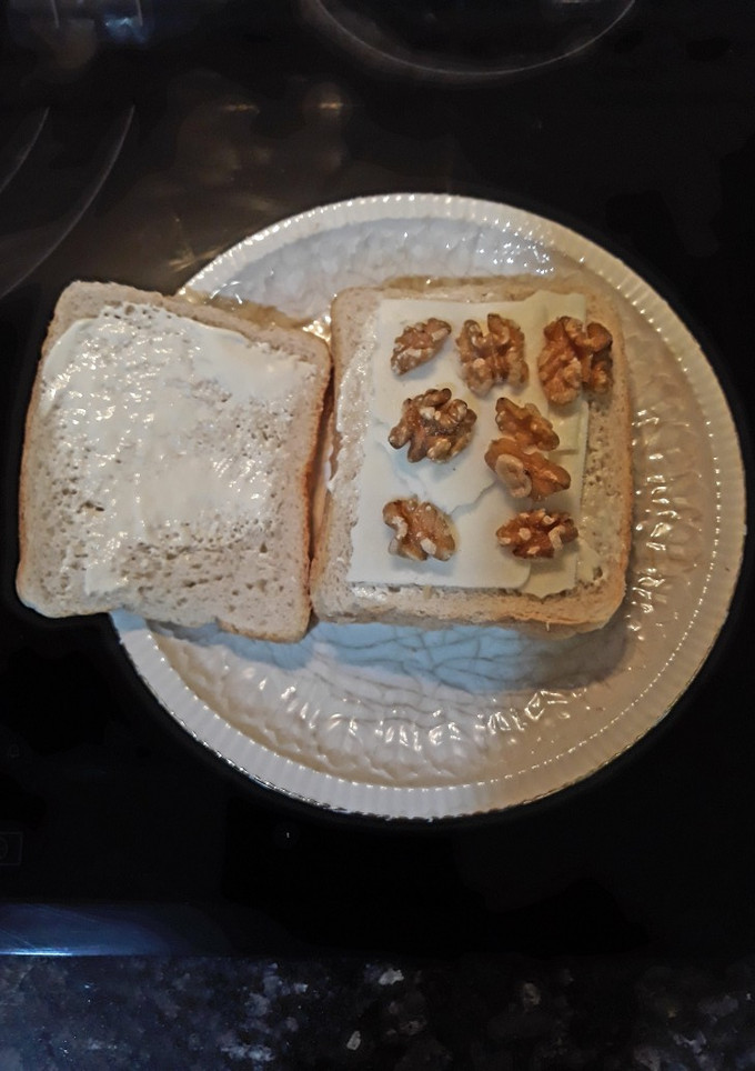 Una foto de Sándwich de 3 quesos y nueces