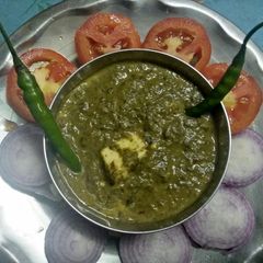 A picture of Palak paneer (spinach).
