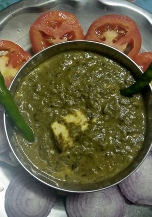 A picture of Palak paneer (spinach).