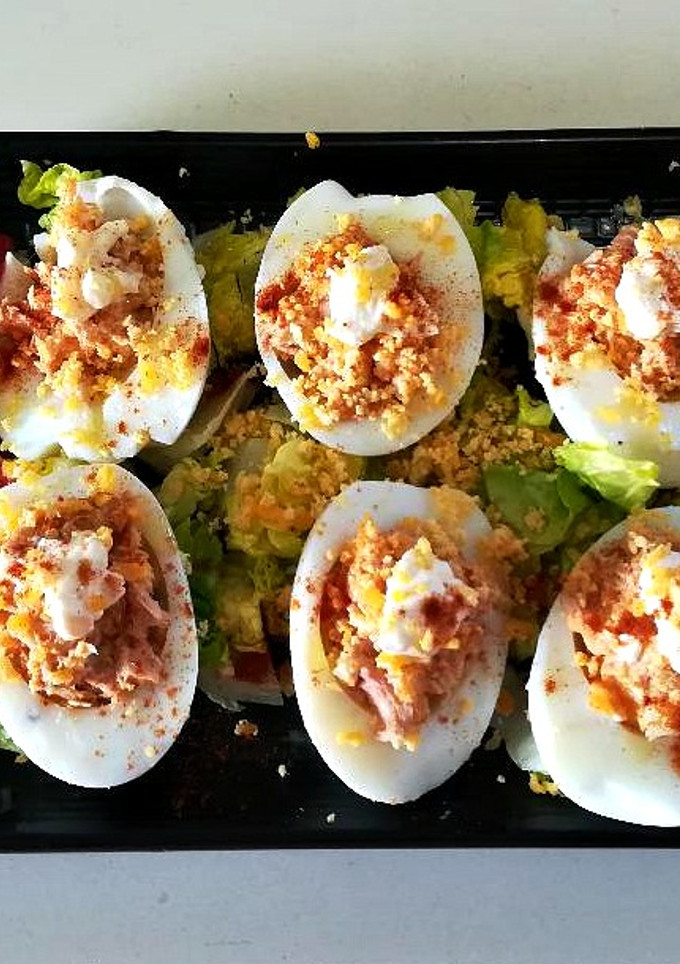 Una foto de Huevos rellenos al pimentón