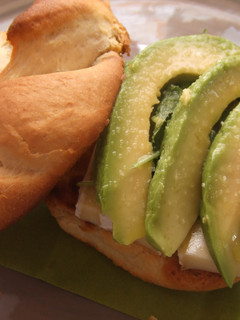 Una foto de Bocadillo de queso brie y aguacate