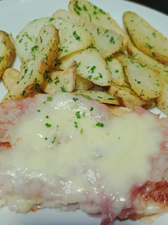 Una foto de 🚨Milanesas a la napolitana, con papas rústicas a la provenzal