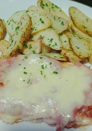 Una foto de 🚨Milanesas a la napolitana, con papas rústicas a la provenzal