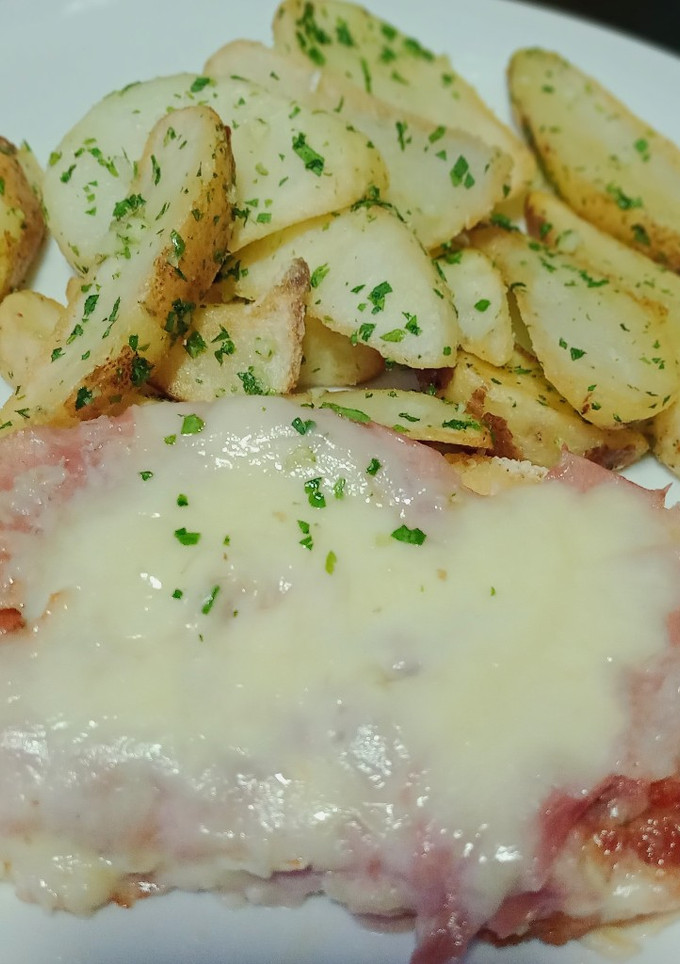 Una foto de 🚨Milanesas a la napolitana, con papas rústicas a la provenzal