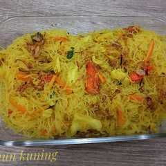 A picture of Bihun kuning goreng.