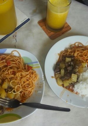 Una foto de Chanfainita con tallarines rojos con su limonada de mango