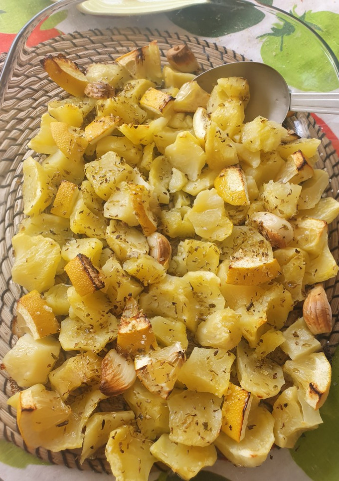 Una foto de Patatas a la griega (con limón, ajo y orégano)