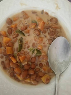 A picture of Coconut beans and chapati.