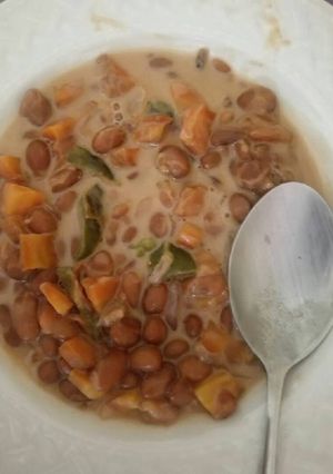 A picture of Coconut beans and chapati.