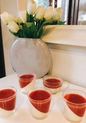 Hình của món Panna cotta dâu.