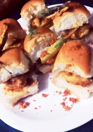 A picture of Vada pav With Garlic Peanuts Chutney.