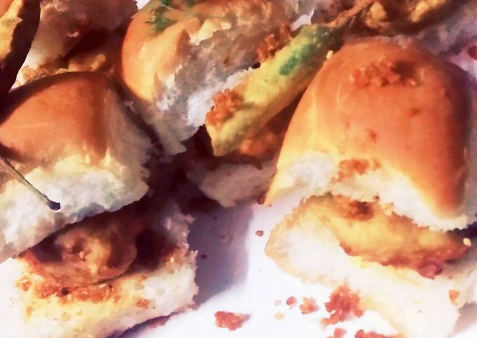 Recipe of Perfect Vada pav With Garlic Peanuts Chutney