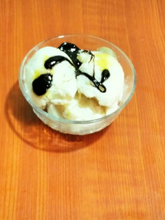 A picture of Vanilla Flavoured Ice cream with Chocolate Ganache.