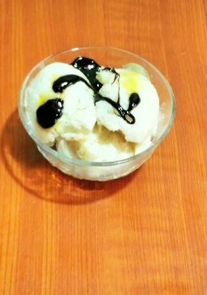 A picture of Vanilla Flavoured Ice cream with Chocolate Ganache.