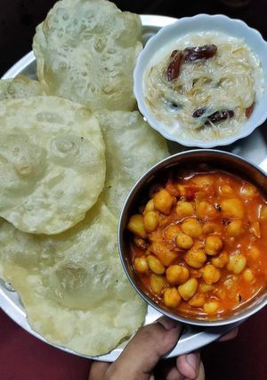 छोले पूरी (chole Poori recipe in Hindi) रेसिपी मुख्य फोटो