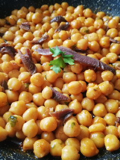 Una foto de Garbanzos con anchoas al pimentón