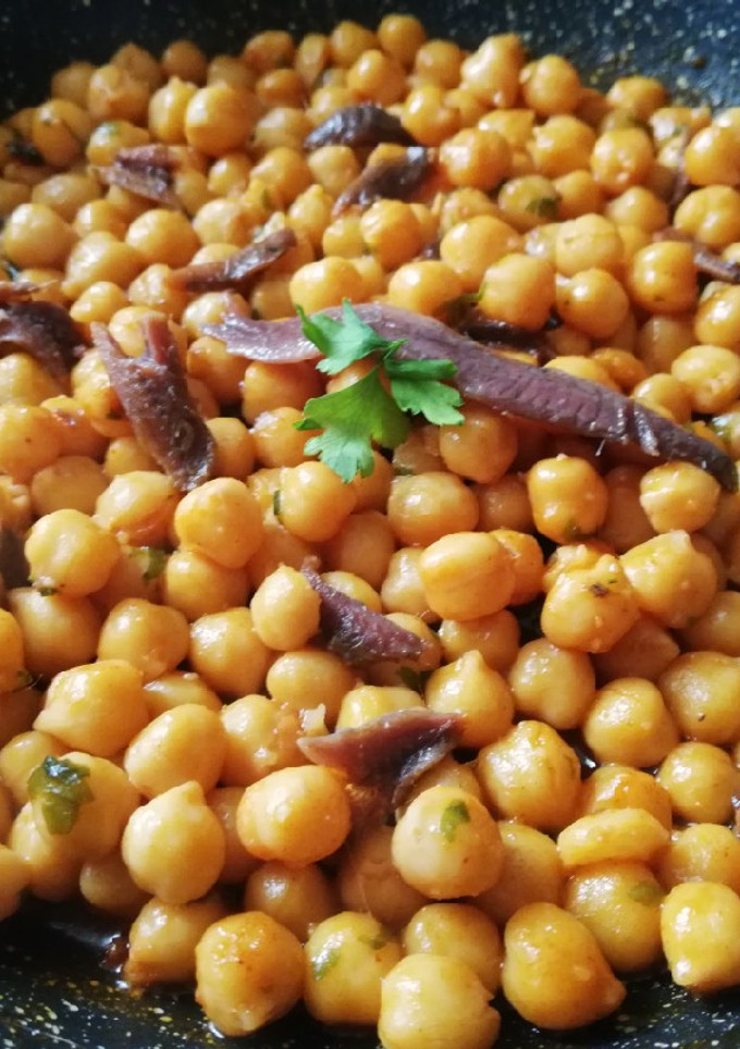 Una foto de Garbanzos con anchoas al pimentón