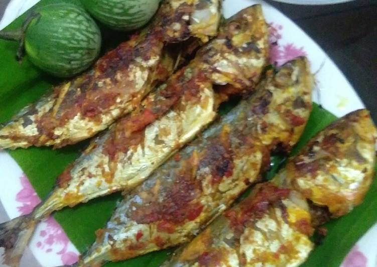 Bagaimana Menyiapkan Bakar Kembung Pedas Gurih Anti Gagal