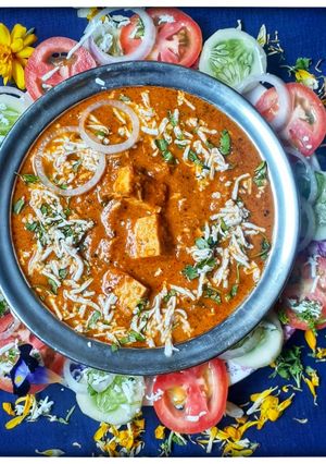 पनीर लबाबदार (paneer lababdar recipe in marathi) रेसिपी चे मुख्य फोटो 