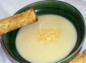 Karfiol krémleves recept, sajtos pirítóssal recept fotója